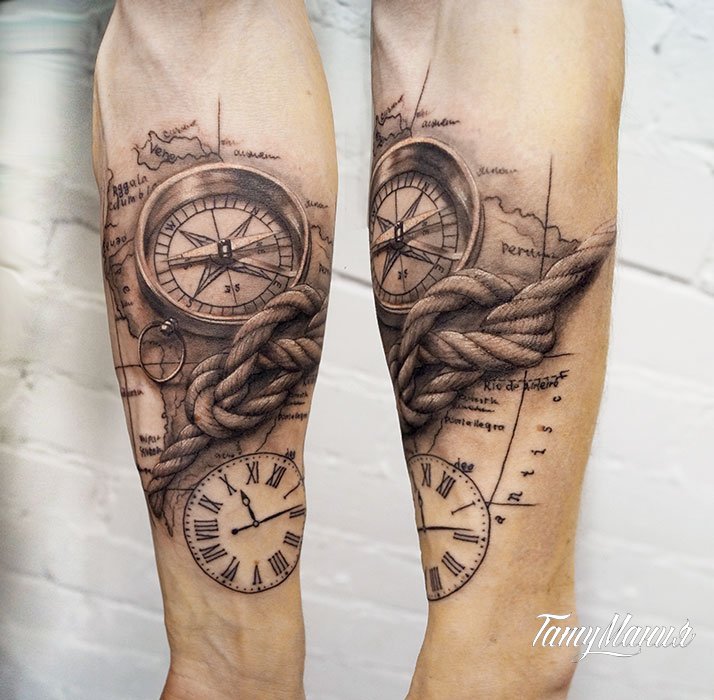 Татуировка на руке компас с картой